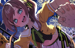 1other 2girls @_@ aerial_fireworks animal_ears black_shirt blue_eyes breasts brown_hair fireworks fox_ears fox_girl hololive jacket looking_at_viewer matsurisu medium_hair multiple_girls natsuiro_matsuri natsuiro_matsuri_(1st_costume) one_side_up open_mouth shirakami_fubuki shirakami_fubuki_(1st_costume) shirt skirt small_breasts smile teeth tokumaro upper_teeth_only virtual_youtuber white_skirt yellow_jacket