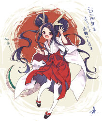 1girl :d black_hair blush chinese_zodiac commentary_request double_bun dragon_horns dragon_tail fang finger_counting gao hair_bun hair_ornament hakama hakama_skirt hamayumiba_sou heart heart_hair_ornament highres horns japanese_clothes looking_at_viewer miko new_year ochikobore_fruit_tart okobo open_mouth platform_sandals red_circle red_eyes red_hakama ribbon-trimmed_legwear ribbon-trimmed_thighhighs ribbon_trim sandals sekino_roko skin_fang skirt smile solo tail tareme thighhighs v white_thighhighs wide_sleeves year_of_the_dragon