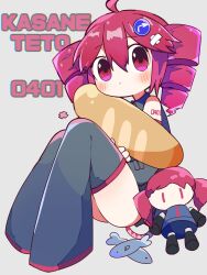 1girl ahoge baguette bandaid_on_hair black_shirt black_sleeves black_thighhighs blush bread collared_shirt detached_sleeves drill_hair food grey_background hair_between_eyes hair_ornament highres holding kasane_teto kasane_teto_(utau) knees_up long_sleeves looking_at_viewer mikiwo_eko53 number_tattoo red_eyes red_hair shirt simple_background sitting sleeveless solo stuffed_toy tattoo thighhighs twin_drills utau