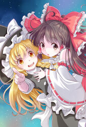 2girls apron back_bow black_hat black_skirt black_vest blonde_hair blue_sky bow braid brown_eyes brown_hair buttons collar commentary_request detached_sleeves frilled_collar frills hair_bow hair_tubes hakurei_reimu hand_on_another&#039;s_chest hat hat_bow highres kirisame_marisa komiru long_hair looking_at_viewer multiple_girls open_mouth pointing pointing_at_viewer red_bow red_shirt red_skirt sarashi shirt short_sleeves single_braid skirt sky star_(sky) starry_sky touhou vest white_apron white_bow white_collar white_shirt white_sleeves witch_hat yellow_eyes