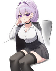 1girl black_choker black_jacket black_skirt black_thighhighs blazer breasts choker cleavage closed_mouth collared_shirt commentary_request feet_out_of_frame hair_intakes hand_up highres ine_(vtuber) jacket jacket_on_shoulders korean_commentary large_breasts long_hair long_sleeves looking_at_viewer miniskirt pleated_skirt ponytail puleudingding purple_eyes purple_hair shirt shirt_tucked_in simple_background sitting skirt smile solo thighhighs virtual_youtuber waktaverse white_background white_shirt zettai_ryouiki