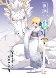 ahoge artoria_pendragon_(fate) black_sash blonde_hair braid chinese_zodiac closed_mouth crown_braid dragon excalibur_(fate/stay_night) fate/stay_night fate_(series) green_eyes japanese_clothes kimono long_hair long_sleeves looking_at_viewer namonashi okobo platform_sandals sand sandals sash sidelocks smile socks white_footwear white_kimono white_socks wide_sleeves year_of_the_dragon
