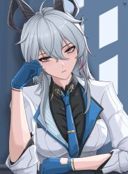 1girl artist_name black_eyes black_horns black_shirt blue_gloves blue_necktie breasts closed_mouth collared_shirt commentary curled_horns earrings english_commentary gloves grey_hair hair_between_eyes hand_up highres horns jacket jewelry key_earrings large_breasts lawson looking_at_viewer luckplz multicolored_eyes multicolored_hair necktie official_alternate_costume red_eyes shirt solo streaked_hair two-tone_eyes white_jacket wuthering_waves zani_(wuthering_waves)