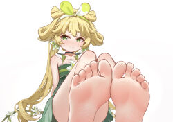 1girl absurdres barefoot blonde_hair feet green_eyes highres light_blush long_hair looking_at_viewer smile soles styx toes verina_(wuthering_waves) wuthering_waves