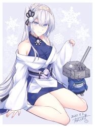 1girl alternate_costume artist_name border chou-10cm-hou-chan_(fuyutsuki&#039;s) closed_mouth clothes_writing dated fuyutsuki_(kancolle) grey_eyes grey_hair hair_between_eyes headband highres kabocha_torute kantai_collection long_hair long_sleeves looking_at_viewer one_side_up signature sitting smile snowflake_background solo wariza white_border white_headband wide_sleeves