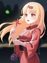 1girl :d akatsuki_uni alternate_costume back_bow black_sash blonde_hair blush bow breasts commentary_request cowboy_shot curtained_hair floating_hair from_side hair_ornament hairclip hand_up highres holding holding_pinwheel japanese_clothes kimono long_hair looking_up night obi open_mouth outdoors pinwheel purple_eyes red_kimono sash small_breasts smile solo summer_festival uni_create very_long_hair virtual_youtuber water_yoyo yasudraw