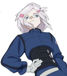 1girl blue_eyes closed_mouth commentary_request deux_murasame freckles gloves grey_hair gundam gundam_gquuuuuux hand_on_own_hip highres light_smile long_hair looking_to_the_side mecha_pilot_suit normal_suit_(gundam) solo upper_body yy_shibata