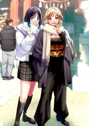 1boy 2girls black_footwear black_hair black_jacket black_pants black_socks black_sweater blonde_hair blue_eyes blue_hair blue_nails breasts cleavage closed_mouth commentary_request full_body gradient_hair grey_pants grin hand_in_pocket hand_up highres jacket kitahara_aoba kusunoki_aroma long_hair looking_at_viewer looking_back medium_hair multicolored_hair multiple_girls pants pink_eyes plaid_clothes plaid_skirt red_nails sawaranaide_kotesashi-kun scarf shinjou_takuya shoes shrine skirt smile socks standing sweater v white_jacket yellow_scarf