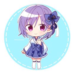 1girl \||/ alternate_costume blue_bow blue_skirt blush bow bow_skirt chibi chibi_only closed_mouth commentary_request eyes_visible_through_hair frilled_sleeves frills full_body hair_between_eyes hair_bow hair_ribbon hand_up high-waist_skirt highres japanese_clothes kimono kneehighs long_hair long_sleeves miko mizuori_shizuku purple_eyes purple_hair ribbon skirt smile socks solo standing summer_pockets twitter_username white_kimono white_ribbon white_socks wide_sleeves xdjf63qbpt0iqmj