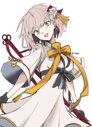 1girl black_bow black_gloves bow earrings fate/grand_order fate_(series) flower flower_earrings gloves green_eyes hair_flower hair_ornament highres jewelry katana ki_wa001 looking_at_viewer medium_hair official_alternate_costume okita_souji_(fate) okita_souji_(fgo_fes._2025)_(fate) open_mouth orange_bow scabbard sheath simple_background smile solo sword sword_on_back tassel tassel_hair_ornament weapon weapon_on_back white_background