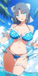 1girl bikini blue_bikini blue_eyes blue_sky breasts cleavage cloud commentary_request grey_hair hair_ribbon highres large_breasts medium_hair navel ocean open_mouth outdoors palm_tree ribbon senran_kagura sky smile solo sparkle swimsuit thigh_strap tree wading water water_drop white_ribbon yaegashi_nan yumi_(senran_kagura)