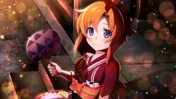 1girl blue_eyes blush closed_mouth cowboy_shot from_side game_cg hair_ornament hand_fan highres higurashi_no_naku_koro_ni higurashi_no_naku_koro_ni_mei holding holding_fan japanese_clothes kimono lens_flare looking_at_viewer non-web_source obi official_art orange_hair outdoors paper_fan print_kimono red_kimono ryuuguu_rena sash short_hair shrine sitting sitting_on_stairs smile solo sparkle stairs summer summer_festival uchiwa yukata