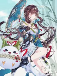 1girl absurdres bamboo bell black_boots black_gloves boots brown_eyes brown_hair chinese_commentary commentary_request dress fingerless_gloves food_in_mouth gloves green_dress hair_bell hair_ornament highres holding holding_umbrella honkai_(series) honkai_impact_3rd jingwei_(bird) li_sushang li_sushang_(peregrine_sword) long_hair miyoushe_watermark parasol signature solo tassel umbrella very_long_hair watermark yi_yi