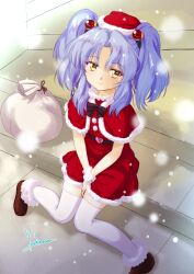 1girl absurdres artist_name belt between_legs black_belt black_bow blue_hair bow bowtie brown_shoes capelet christmas closed_mouth commentary dress full_body fur-trimmed_capelet fur-trimmed_dress fur-trimmed_headwear fur-trimmed_shoes fur_cuffs fur_trim hair_bobbles hair_ornament hand_between_legs hat heart_belt highres hoshino_ruri kidou_senkan_nadesico knees_together_feet_apart looking_at_viewer medium_hair mini_hat red_capelet red_dress red_hat sack santa_hat shoes signature sitting sitting_on_stairs smile snowing solo stairs thighhighs twintails v_arms white_thighhighs wrist_cuffs yellow_eyes yoshinaga_masahiro zettai_ryouiki