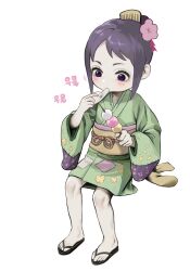 1girl comb commentary_request dango eating eyelashes food full_body green_kimono highres holding holding_stick invisible_chair japanese_clothes kimono korean_commentary korean_text kurozumi_tama medium_hair nakajima_(user111860274) one_piece print_kimono purple_eyes purple_hair sandals simple_background sitting solo stick translation_request wagashi white_background zouri