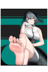1girl absurdres arknights barefoot blue_eyes crossed_legs feet fingerless_gloves gloves grey_hair hair_wings highres ho&#039;olheyak_(arknights) light_blush long_hair looking_at_viewer smile soles tail toes xiao_yi