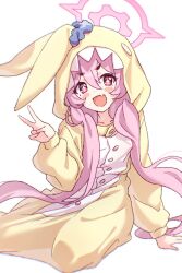 +_+ 1girl blue_archive blush cosplay fang hair_between_eyes halo highres hood hood_up hooded_pajamas karahai_(31448823) kigurumi koyuki_(blue_archive) koyuki_(pajamas)_(blue_archive) long_hair long_sleeves looking_at_viewer low_twintails open_mouth pajamas pink_eyes pink_hair simple_background sitting skin_fang solo twintails v very_long_hair white_background yellow_pajamas