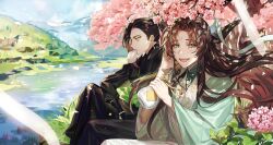 2boys :d ahoge aqua_eyes black_hair black_hanfu black_robe bon_(bony_53) bottle brown_hair cherry_blossoms chinese_clothes curtained_hair dappled_sunlight day earrings eating facial_mark feet_out_of_frame flower food food_in_mouth forehead_mark grass green_hanfu green_robe hanfu high_ponytail highres holding holding_bottle jewelry knee_up korean_commentary long_hair long_sleeves looking_ahead looking_at_viewer male_focus mandarin_collar ming_yi multiple_boys open_mouth outdoors parted_bangs pink_flower plant ponytail profile ribboned_xiao_guan river robe rock shi_qingxuan side_part sitting smile steamed_bun sunlight tianguan_cifu tree tucking_hair under_tree wide_sleeves wind xiao_guan_(headdress) yellow_eyes