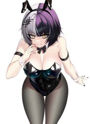 1girl alternate_costume animal_ears arm_strap black_hair black_leotard breasts commentary english_commentary fake_animal_ears fishnet_pantyhose fishnets grey_hair grin highleg highleg_leotard highres hololive hololive_english large_breasts leotard looking_at_viewer multicolored_hair pantyhose playboy_bunny porougon rabbit_ears shiori_novella simple_background smile solo split-color_hair strapless strapless_leotard teeth two-tone_hair virtual_youtuber white_background wrist_cuffs yellow_eyes