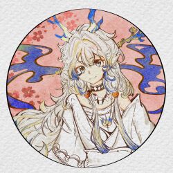 1girl ambience_synesthesia arknights bare_shoulders black_choker blonde_hair blue_hair chinese_commentary choker closed_mouth commentary_request dragon_girl dragon_horns dress grey_eyes hair_between_eyes highres horns jewelry long_hair looking_at_viewer mozexuan multicolored_hair necklace off_shoulder official_alternate_costume pointy_ears round_image shu_(arknights) shu_(bingwenyuyou)_(arknights) smile solo split_mouth traditional_media white_choker white_dress white_hair