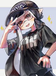 1girl black_eyes black_hair black_hat black_shirt commentary eyelashes hand_on_own_hip hashtag-only_commentary hat highres inkling inkling_girl inkling_player_character kodak_painter long_hair nintendo open_mouth pointy_ears print_hat print_shirt shirt smile solo sparkle splatoon_(series) splatoon_3 t-shirt tentacle_hair v