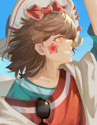 1girl absurdres aqua_shirt arm_up bicorne blue_background bow bow_hairband brown_hair eyewear_hang facial_mark floating_hair grin hairband hat highres looking_to_the_side orange_eyes profile red_bow red_vest regulus_(reverse:1999) regulus_(the_fierce_fan)_(reverse:1999) reverse:1999 shirt short_hair single_off_shoulder smile solo star_(symbol) star_facial_mark sunglasses teeth tekukooo unworn_eyewear upper_body vest white_hat