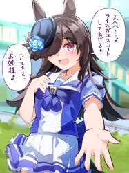 1girl :d animal_ears black_hat blue_bow blue_flower blue_rose blue_shirt blurry blurry_background bow brown_hair commentary_request day depth_of_field flower hair_over_one_eye hand_up hat hat_flower highres horse_ears horse_girl horse_tail long_hair looking_at_viewer notice_lines open_mouth outdoors outstretched_arm pleated_skirt puffy_short_sleeves puffy_sleeves purple_eyes rice_shower_(umamusume) rose school_uniform shi_(kamokamo910) shirt short_sleeves skirt smile solo tail tilted_headwear tracen_school_uniform umamusume very_long_hair white_skirt