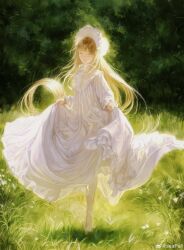 1girl absurdres barefoot blonde_hair blunt_bangs blush closed_eyes closed_mouth dress hat highres long_hair on_grass original seapall skirt_hold smile solo standing standing_on_one_leg watermark weibo_watermark white_dress white_hat