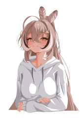 1girl :3 ahoge alternate_costume blush brown_eyes brown_hair closed_mouth crossed_bangs feather_hair_ornament feathers hair_between_eyes hair_ornament hairclip highres hololive hololive_english hood hoodie huge_ahoge long_hair long_sleeves looking_at_viewer multicolored_hair nanashi_mumei sansha_art simple_background solo streaked_hair upper_body very_long_hair virtual_youtuber white_background white_hoodie