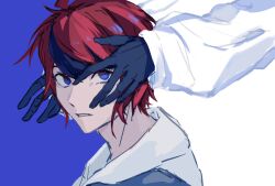 2boys absurdres aotsuki_eito black_gloves black_hair blue_background blue_eyes blue_hoodie gloves height_difference highres hood hoodie jacket long_sleeves male_focus multicolored_eyes multicolored_hair multiple_boys open_mouth red_eyes simple_background sumino_takumi the_hundred_line_-last_defense_academy- upper_body white_hoodie white_jacket