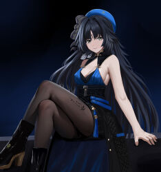 1girl bare_shoulders black_gloves black_hair blue_hat bow breasts cleavage closed_mouth dress gloves haruyuki_(karem) hat highres large_breasts long_hair looking_at_viewer medium_breasts multicolored_hair pantyhose sideboob smile solo tacet_mark_(wuthering_waves) very_long_hair wuthering_waves yangyang_(wuthering_waves)