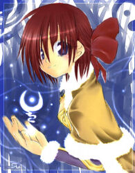 1girl ark_kan blue_background bow brown_cape cape closed_mouth commentary_request dress fur-trimmed_cape fur_trim hair_bow looking_at_viewer purple_dress purple_eyes ragnarok_online red_bow red_hair smile solo upper_body wizard_(ragnarok_online)