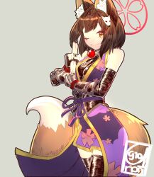 1girl absurdres alternate_costume animal_ear_fluff animal_ears arion910 arm_guards asumi_kana blue_archive brown_hair cosplay dog_days eyeshadow fingerless_gloves fox_ears fox_girl fox_hair_ornament fox_tail gloves grey_background halo highres izuna_(blue_archive) japanese_clothes jewelry kimono kuji-in large_tail looking_at_viewer makeup ninja obi one_eye_closed pink_eyeshadow pink_halo purple_kimono sash short_hair signature smile solo standing tail thighhighs trait_connection voice_actor_connection yellow_eyes yukikaze_panettone yukikaze_panettone_(cosplay)