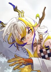 1girl arknights blonde_hair closed_mouth colored_extremities commentary dragon_girl dragon_horns frilled_pillow frills green_eyes head_on_pillow highres horns jewelry long_hair long_sleeves lying multicolored_hair necklace on_side pillow pointy_ears purple_hair roust shu_(arknights) smile solo upper_body white_hair