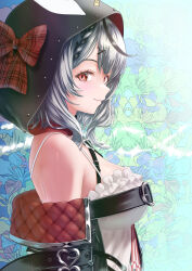 1girl absurdres animal_hood bare_shoulders belt black_belt black_hair black_hood black_jacket bow braid breasts closed_mouth commentary frilled_shirt frills grey_hair hair_ornament hairclip heart_collar highres hololive hood hood_bow jacket large_breasts medium_hair multicolored_hair orca_hood plaid_bow red_bow red_eyes red_jacket sakamata_chloe sakamata_chloe_(1st_costume) shirt smile solo spanish_commentary streaked_hair two-tone_hair virtual_youtuber wakaunderblade7 white_shirt