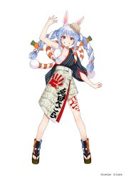 1girl alternate_costume animal_ear_fluff animal_ears arm_up asymmetrical_skirt blue_hair blue_kimono carrot_hair_ornament chest_sarashi clenched_hand copyright_name cosplay e._honda e._honda_(cosplay) food-themed_hair_ornament full_body grey_skirt grin hadanugi_dousa hair_ornament handprint hat highres hololive japanese_clothes kimono kouhaku_nawa layered_skirt leg_tattoo long_hair looking_at_viewer mini_hat multicolored_hair official_art onimoti open_kimono orange_eyes outstretched_hand pekomon_(usada_pekora) platform_shoes print_skirt rabbit_ears rabbit_girl rope sarashi second-party_source shimenawa simple_background skirt smile solo standing straight-on street_fighter street_fighter_6 striped_clothes striped_kimono tasuki tattoo toes twintails two-tone_hair usada_pekora virtual_youtuber white_background white_hair