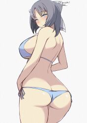 1girl absurdres artist_name ass back bare_shoulders bikini blue_bikini blue_eyes blush bow breasts butt_crack chimunge grey_hair hair_bow highres huge_breasts large_breasts looking_at_viewer looking_back medium_hair midriff senran_kagura senran_kagura_estival_versus senran_kagura_shinovi_versus signature simple_background solo swimsuit white_background white_bow yumi_(senran_kagura)