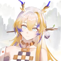1girl absurdres arknights bare_shoulders blonde_hair blue_eyes closed_mouth collarbone commentary dragon_girl dragon_horns grey_hair hair_between_eyes hair_intakes highres horns jewelry light_smile long_hair looking_at_viewer multicolored_hair necklace off_shoulder pointy_ears portrait purple_hair shu_(arknights) solo trrzh