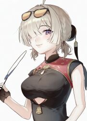 1girl ahoge artist_name black_dress black_gloves blonde_hair blush breasts commentary_request dress eyewear_on_head fingerless_gloves fuli_(narumiyafuri) gloves grey_background hair_intakes hair_over_one_eye hand_fan headgear highres holding holding_fan large_breasts looking_at_viewer parted_lips purple_eyes short_hair simple_background smile solo sunglasses sweety_(zenless_zone_zero) tinted_eyewear tuanshan upper_body yellow-tinted_eyewear zenless_zone_zero