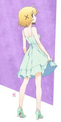 1girl absurdres alternate_costume bare_arms bare_legs bare_shoulders blonde_hair breasts brown_hair closed_mouth commentary_request dress from_behind full_body hair_ornament hairclip hidamari_sketch high_heels highres kikumaru_bunta light_smile looking_at_viewer looking_back polka_dot polka_dot_dress purple_background shoes short_hair simple_background sleeveless sleeveless_dress small_breasts smile solo spaghetti_strap standing two-tone_background x_hair_ornament yellow_eyes yuno_(hidamari_sketch)