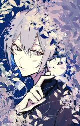 1boy blue_background creature grey_eyes grey_hair hair_between_eyes highres koyanagi_rou leaf light_smile looking_at_viewer looking_to_the_side male_focus miya_desu nijisanji otomo_(koyanagi_rou) short_hair simple_background solo upper_body virtual_youtuber