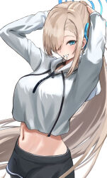 1girl alternate_costume alternate_hairstyle arms_up asuna_(blue_archive) asymmetrical_bangs black_shorts blue_archive blue_eyes blue_halo blue_ribbon breasts brown_hair collarbone commentary_request cowboy_shot crop_top cropped_hoodie dot_nose drawstring floating_hair grin hair_over_one_eye hair_ribbon hair_tie_in_mouth halo highres hood hoodie large_breasts long_hair long_sidelocks looking_at_viewer midriff mouth_hold naname_(nanameee_04) navel ribbon short_shorts shorts sidelocks simple_background smile solo tying_hair very_long_hair white_background white_hoodie