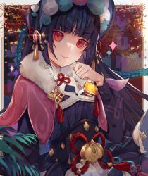 1girl black_dress black_hat blunt_bangs bonnet capelet character_name closed_mouth commentary dress fur-trimmed_capelet fur_trim genshin_impact hand_up hat highres long_hair long_sleeves looking_at_viewer pink_capelet pleated_dress puffy_long_sleeves puffy_sleeves red_eyes smile solo upper_body very_long_hair yangyii1606_(user_mazh5327) yun_jin_(genshin_impact)