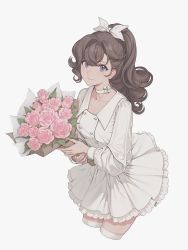 1girl asymmetrical_bangs banner_of_the_maid blue_eyes bouquet bow choker closed_mouth collarbone commentary_request curly_hair dress earrings female_focus fingernails flower frilled_dress frills grey_background grey_hair hair_bow high_ponytail highres holding holding_bouquet jewelry lips long_hair long_sleeves looking_at_viewer pauline_bonaparte ponytail quuni simple_background smile solo standing thighhighs white_dress white_thighhighs