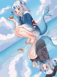 alternate_costume animal bare_legs barefoot black_hat black_robe blue_eyes blue_hair blue_nails blunt_bangs blush cloud cloudy_sky day different_reflection dual_persona fins fish_tail gawr_gura graduation grey_hair hair_ornament hand_on_own_knee hand_up hat highres holding holding_animal hololive hololive_english looking_at_animal medium_hair mortarboard motion_lines multicolored_hair open_mouth outdoors reflection reflective_water robe shark_girl shark_hair_ornament shark_tail sharp_teeth shrimp sky smile squatting streaked_hair tail teeth twitter_username two_side_up varliet virtual_youtuber waving