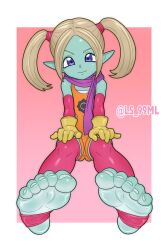 1girl artist_name closed_mouth commission demon_girl dragon_ball dragon_ball_daima elbow_gloves feet female_focus foot_focus foreshortening full_body gloves gradient_background hands_on_own_knees jumpsuit looking_at_viewer orange_jumpsuit pansy_(dragon_ball_daima) parted_bangs pink_background pink_thighhighs pixiv_commission pointy_ears purple_eyes purple_scarf scarf short_hair sitting smile soles solo stirrup_legwear thighhighs toeless_legwear toenails toes tsukimaru_(ls_99ml) twintails yellow_gloves