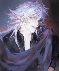 1boy black_scarf black_shirt de678997 demon_boy fate/grand_order fate_(series) grin highres long_hair looking_at_viewer merlin_(fate) pink_eyes scarf shirt smile solo white_hair