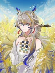 1girl absurdres arknights bare_shoulders blonde_hair chinese_commentary closed_mouth commentary_request day dragon_girl dragon_horns earrings green_eyes grey_hair hair_between_eyes hair_intakes highres horns jacket jewelry long_hair long_sleeves looking_at_viewer multicolored_hair necklace off_shoulder outdoors partial_commentary plant pointy_ears purple_hair shan5907887037 shu_(arknights) smile solo split_mouth strapless tube_top upper_body wheat wheat_field white_jacket white_tube_top