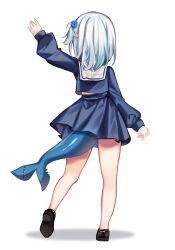 1girl black_shoes blue_hair blue_skirt fins fish_tail full_body gawr_gura hair_ornament highres hololive hololive_english lisana_strauss long_sleeves multicolored_hair sailor_collar school_uniform shark_girl shark_tail shoes simple_background skirt solo streaked_hair tail virtual_youtuber white_background white_sailor_collar