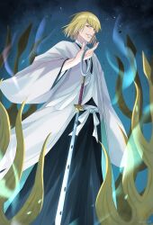 1boy absurdres bankai black_hakama bleach bleach:_sennen_kessen-hen blonde_hair bob_cut brown_eyes commentary feet_out_of_frame fighting_stance floating_hair from_below grin hakama hand_up haori highres hirako_shinji holding holding_sword holding_weapon japanese_clothes kimono kuni_929 long_sleeves looking_at_viewer male_focus necktie sakashima_yokoshima_happoufusagari short_hair smile solo standing sword taichou_haori teeth tsurime v-shaped_eyebrows weapon white_kimono white_necktie wide_sleeves